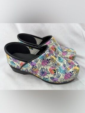 Bjork women’s size 40-41 Swedish clogs  white Colorful Skull & Floral Shoes